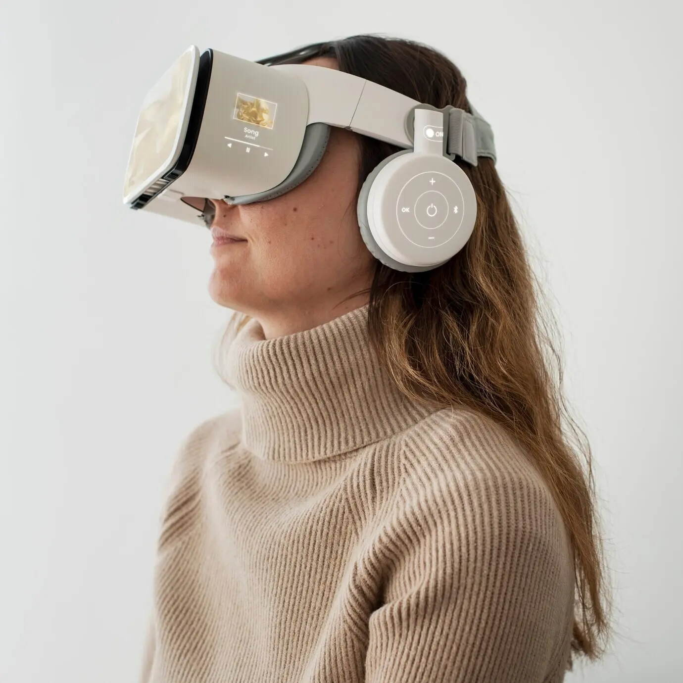 Mujer experimentando tecnología de entretenimiento de simulación de realidad virtual