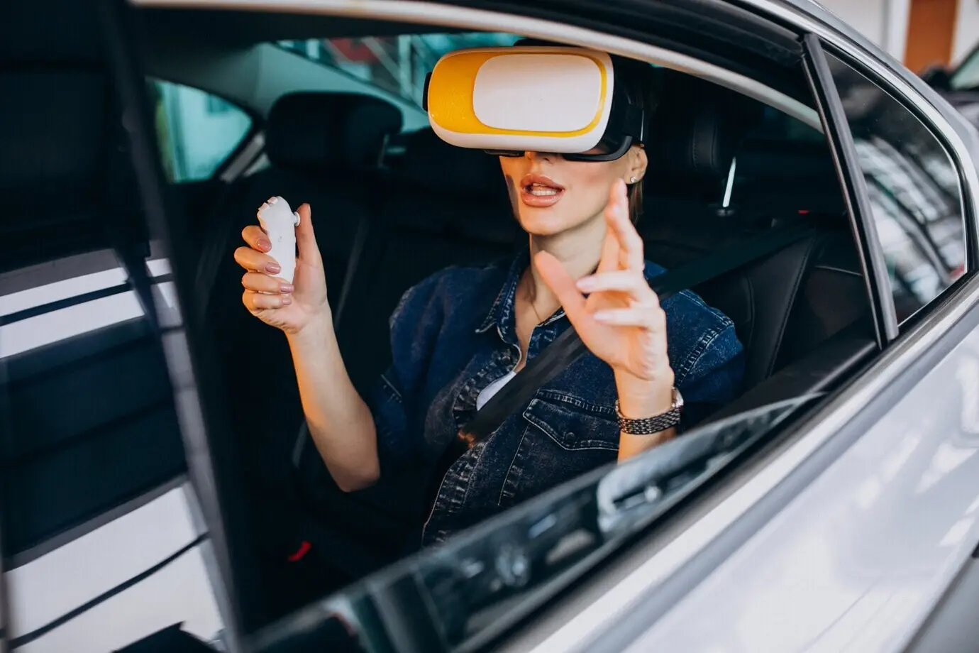 Mujer sentada dentro de un coche con gafas de realidad virtual.