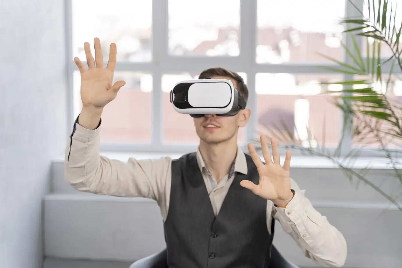 Hombre en el trabajo con gafas de realidad virtual
